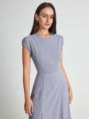 Vestido midi con abertura en la espalda y mangas cortas