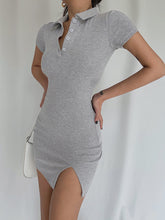 Kurzes Kleid mit Knopfleiste und Kragen