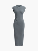 Langes Kleid mit Flügelärmeln und Rüschen