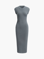 Langes Kleid mit Flügelärmeln und Rüschen