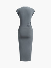 Langes Kleid mit Flügelärmeln und Rüschen