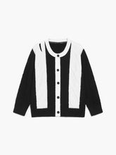 Zweifarbige Strickjacke mit Zopfmuster