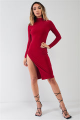 Passion Red – Langärmliges Midikleid mit Rollkragen, sehr tiefem Seitenschlitz und Bindedetail