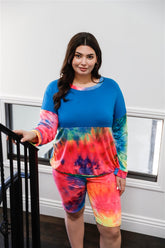 Plus Set aus langärmligem Oberteil und Bikershorts in Neonblau und Regenbogen-Batik-Farbblockdesign