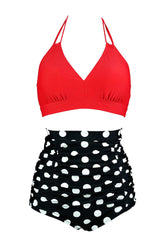 Roter zweiteiliger Bikini mit hoher Taille und Punkten