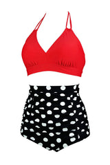 Roter zweiteiliger Bikini mit hoher Taille und Punkten