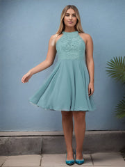 Vestido corto de gasa con cuello halter, encaje y espalda descubierta para regreso a casa