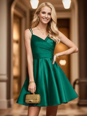 Vestido de fiesta de satén plisado con escote en V y tirantes finos dobles