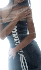 TRÄGERLOSES MAXIKLEID MIT SCHNÜRUNG VORNE IN SCHWARZ