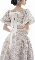 MIDIKLEID MIT PUFFÄRMELN UND SCHMETTERLINGSSCHNÜRUNG IN ELFENBEIN