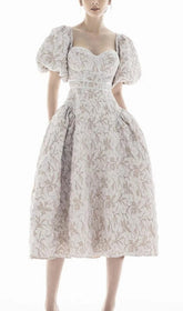 MIDIKLEID MIT PUFFÄRMELN UND SCHMETTERLINGSSCHNÜRUNG IN ELFENBEIN