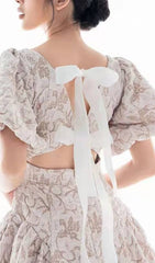 MIDIKLEID MIT PUFFÄRMELN UND SCHMETTERLINGSSCHNÜRUNG IN ELFENBEIN