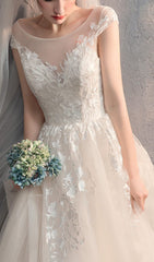 WHITE TRAILING LACE WEDDING DRESS
