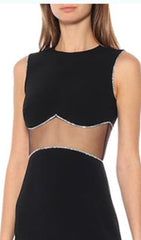 VESTIDO NEGRO CON CINTURA ABIERTA Y COSTURA EN LAS NALGAS