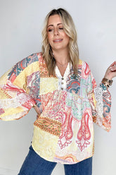 Blusa bohemia con cuello en V, encaje y mangas acampanadas con parches de cachemira