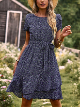 Temperamentvolles Minikleid mit Blumenmuster und lässiger Taille und Rundhalsausschnitt