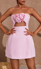 TRÄGERLOSES MINIKLEID MIT CUTOUTS