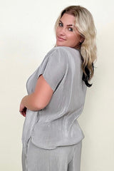 Petal Dew – Plissee-Top aus Satin mit V-Ausschnitt und kurzen Ärmeln