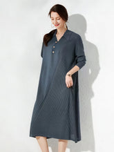 Temperamentvolles, schmales, lockeres Midikleid mit V-Ausschnitt