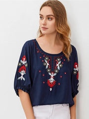 Lockeres T-Shirt mit Rundhalsausschnitt und Heavy Industry-Stickerei