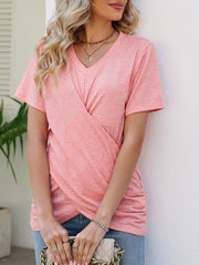 Lässiges und lebendiges mehrfarbiges T-Shirt mit V-Ausschnitt und kurzen Ärmeln