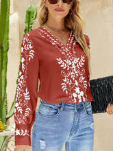 Stilvolle, lässige und bequeme Bluse mit V-Ausschnitt und Knopfdruck