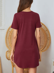 Lässiges, plissiertes Minikleid mit V-Ausschnitt und kurzen Ärmeln