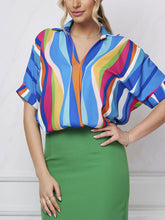 Lockere Bluse mit Streifenmuster und V-Ausschnitt