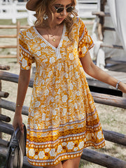Böhmisches Minikleid mit V-Ausschnitt und kurzen Ärmeln