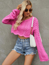 Modischer, kurzer Strickpullover in Volltonfarbe mit Hohlsaum