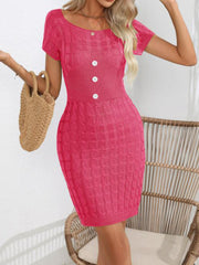 Vestido mini tipo suéter de manga corta con cuello redondo y botones decorativos