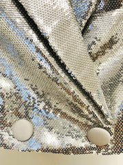 TRAJE CORTO DE DOS PIEZAS CON LENTEJUELAS EN COLOR PLATA