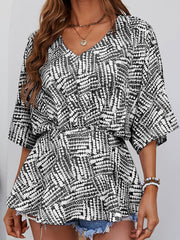 Stilvolles und bequemes T-Shirt mit lockerem Druck und V-Ausschnitt und Fledermausärmeln