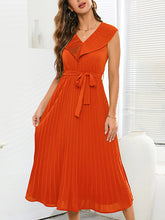 Temperamentvolles, plissiertes, schlankes, elegantes, einfarbiges Midikleid mit V-Ausschnitt
