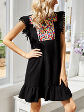 Minikleid mit Stickerei und Flatterärmeln