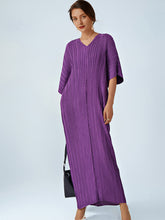 Lockeres, plissiertes Maxikleid mit hohem Bund und V-Ausschnitt