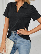 Lockeres, lässiges T-Shirt mit V-Ausschnitt und kurzen Ärmeln