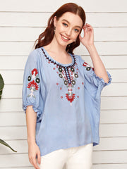 Lockeres T-Shirt mit Rundhalsausschnitt und Heavy Industry-Stickerei