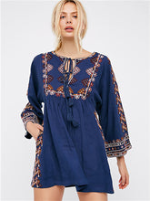 Minikleid mit bestickter Quaste und Schleife