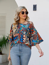 Camiseta holgada con estampado de bandas oblicuas en los hombros