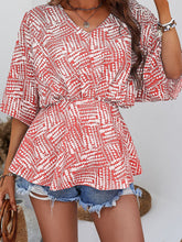 Stilvolles und bequemes T-Shirt mit lockerem Druck und V-Ausschnitt und Fledermausärmeln