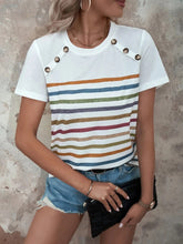 Lässiges Kurzarm-T-Shirt mit Streifennähten und Knopfdruck