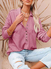 Einfarbiges Langarm-T-Shirt mit V-Ausschnitt und Knopfleiste