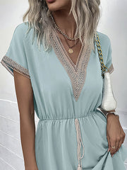 Lässiges Urlaubs-Minikleid mit Spitzennaht an der Taille und V-Ausschnitt