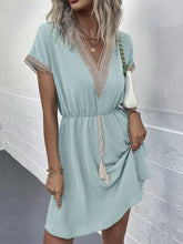 Lässiges Urlaubs-Minikleid mit Spitzennaht an der Taille und V-Ausschnitt