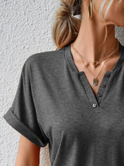 Lässiges, lockeres, einfarbiges T-Shirt mit V-Ausschnitt und Knopfleiste