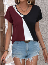 T-Shirt mit V-Ausschnitt und dekorativen Knöpfen in Farbblock-Optik