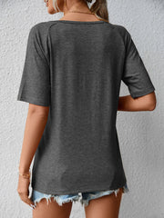 Camiseta de manga corta con encaje y cuello en V holgado