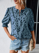 Blusa holgada con cuello redondo y mangas con volantes