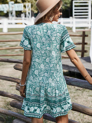 Böhmisches Minikleid mit V-Ausschnitt und kurzen Ärmeln